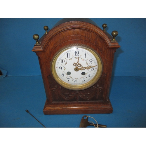 296 - A vintage oak cased mantle clock, with French movement, having general age-related marks and not run... 