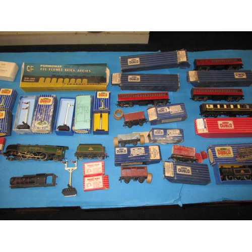 291 - A parcel of Hornby Dublo ‘00’ gauge model railway items, to include locos, rolling stock and track s... 