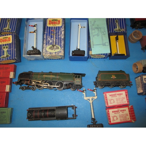 291 - A parcel of Hornby Dublo ‘00’ gauge model railway items, to include locos, rolling stock and track s... 