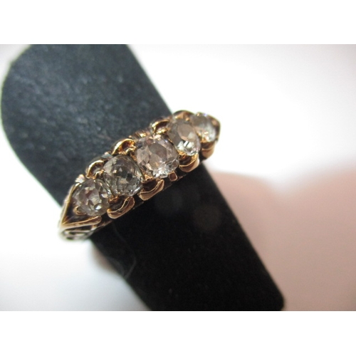 12 - An antique 15ct yellow gold and diamond ring, having 5 graduated old cut diamonds, approx. ring size... 