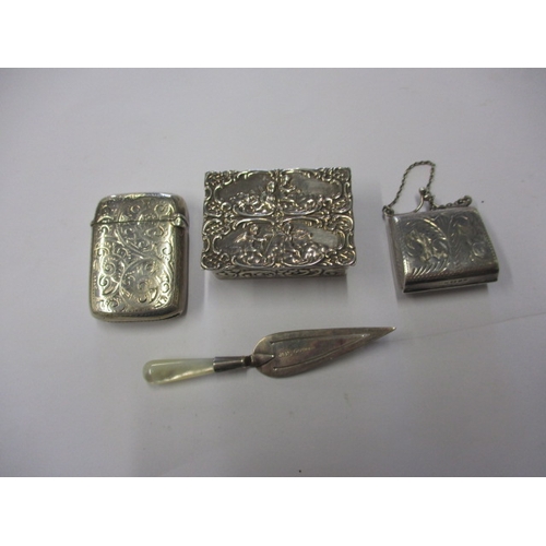 193 - A parcel of silver fancies, to include a Vesta case and stamp purse, all in good pre-owned condition... 