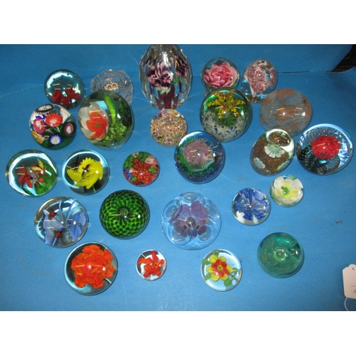 279 - A quantity of vintage glass paperweights, mostly floral designs, all in pre-owned condition with no ... 