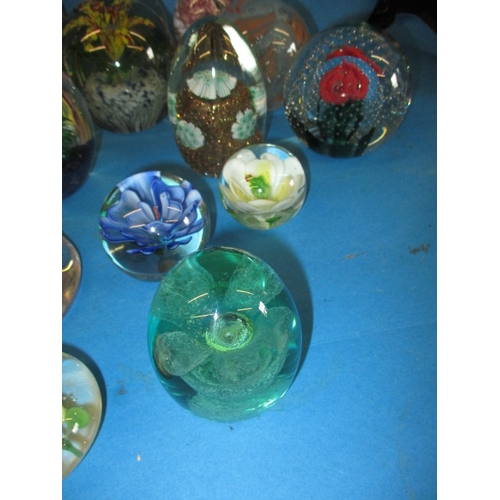 279 - A quantity of vintage glass paperweights, mostly floral designs, all in pre-owned condition with no ... 