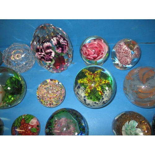 279 - A quantity of vintage glass paperweights, mostly floral designs, all in pre-owned condition with no ... 