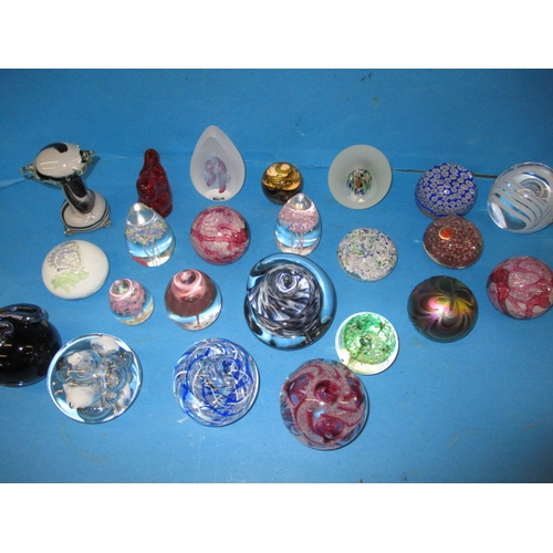 280 - A quantity of collectable glass paperweights to include examples of Svala, Studio Ahus and Murano. M... 