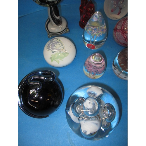 280 - A quantity of collectable glass paperweights to include examples of Svala, Studio Ahus and Murano. M... 