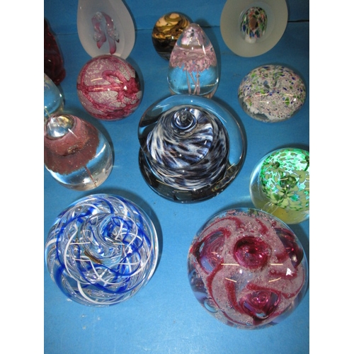 280 - A quantity of collectable glass paperweights to include examples of Svala, Studio Ahus and Murano. M... 