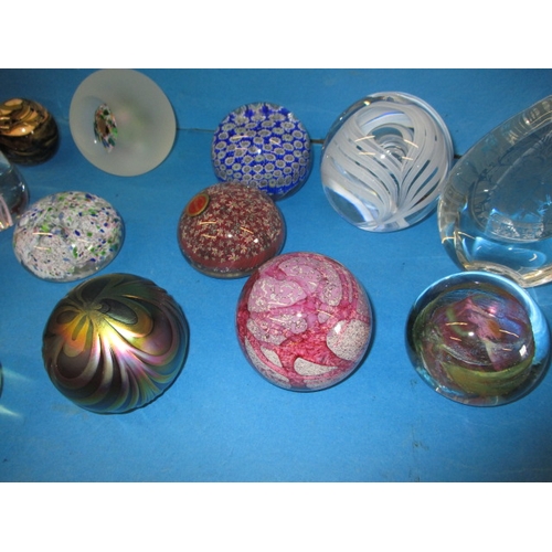 280 - A quantity of collectable glass paperweights to include examples of Svala, Studio Ahus and Murano. M... 