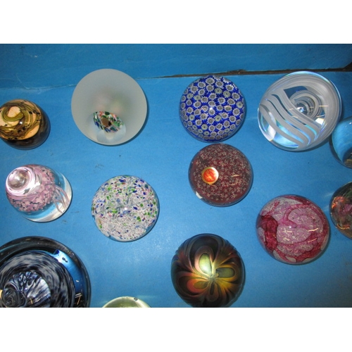 280 - A quantity of collectable glass paperweights to include examples of Svala, Studio Ahus and Murano. M... 