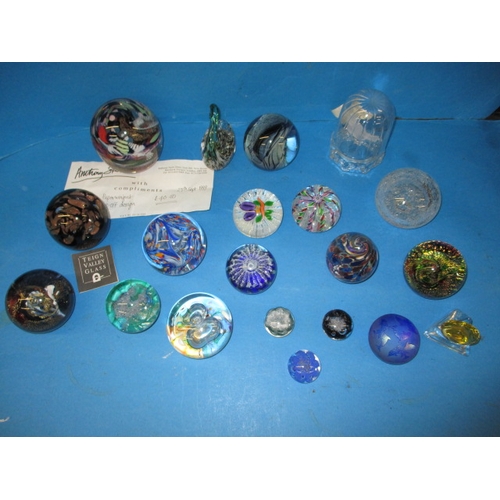 281 - A quantity of collectable glass paperweights to include a one off example by Anthony Stern and examp... 