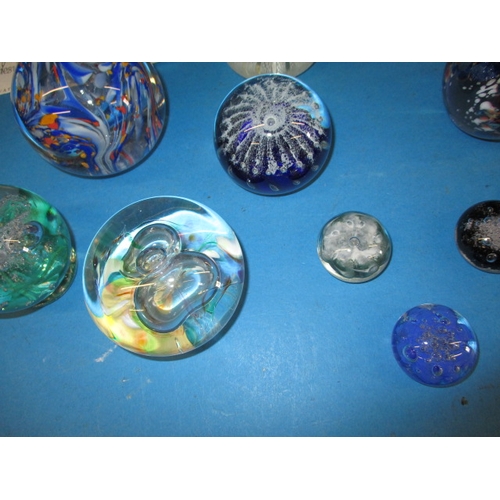 281 - A quantity of collectable glass paperweights to include a one off example by Anthony Stern and examp... 