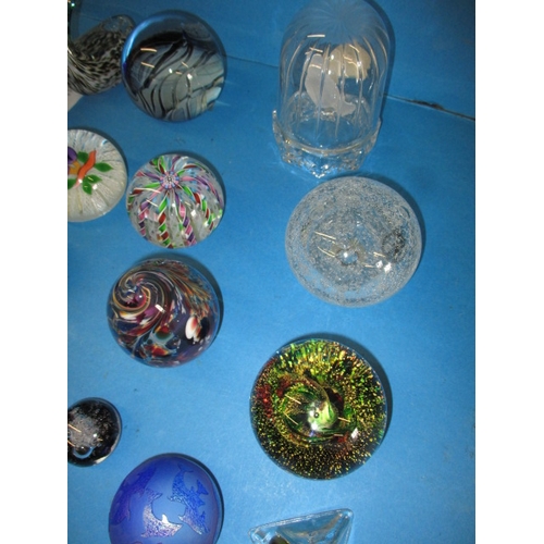 281 - A quantity of collectable glass paperweights to include a one off example by Anthony Stern and examp... 