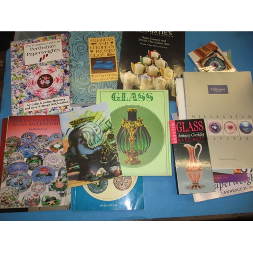 282 - A large quantity of antique and later glass paperweights and collectors reference books. All in pre-... 