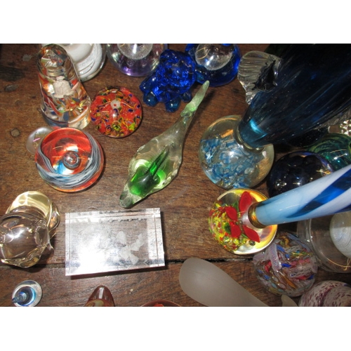 282 - A large quantity of antique and later glass paperweights and collectors reference books. All in pre-... 