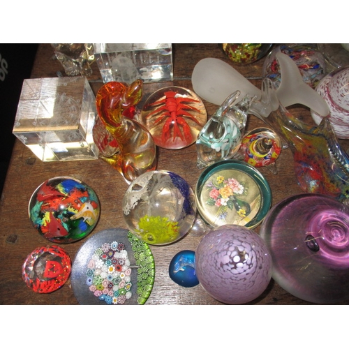 282 - A large quantity of antique and later glass paperweights and collectors reference books. All in pre-... 