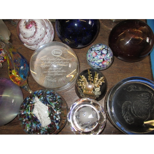 282 - A large quantity of antique and later glass paperweights and collectors reference books. All in pre-... 