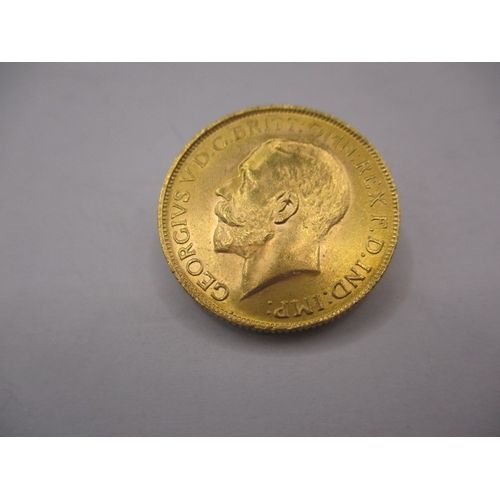 153 - A George V gold sovereign dated 1927, a circulated coin with very fine definition of features