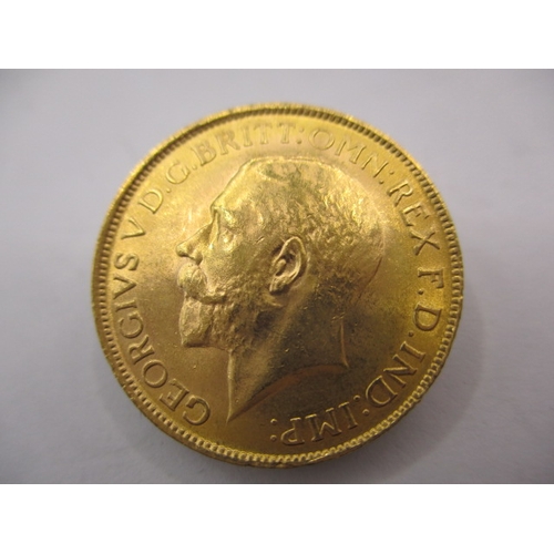 153 - A George V gold sovereign dated 1927, a circulated coin with very fine definition of features