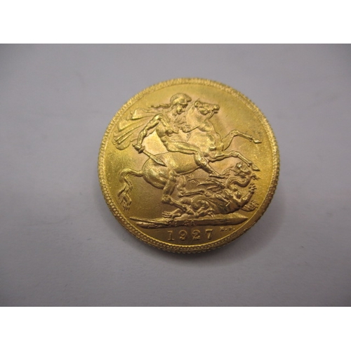 153 - A George V gold sovereign dated 1927, a circulated coin with very fine definition of features