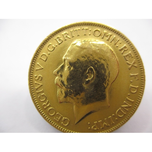 156 - A George V gold sovereign dated 1914, a circulated coin with fine definition of features