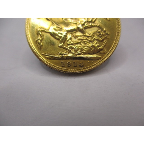 156 - A George V gold sovereign dated 1914, a circulated coin with fine definition of features