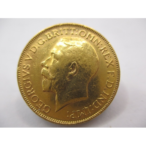 157 - A George V gold sovereign dated 1911, a circulated coin with fine definition of features