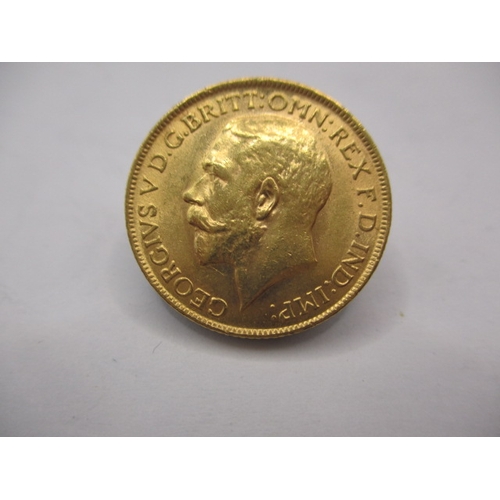 158 - A George V gold sovereign dated 1913, a circulated coin with fine definition of features