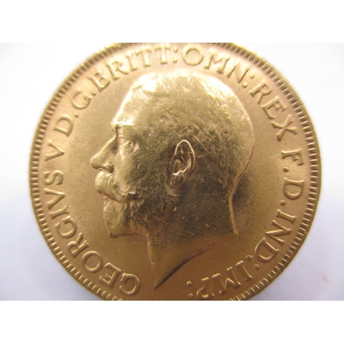 158 - A George V gold sovereign dated 1913, a circulated coin with fine definition of features