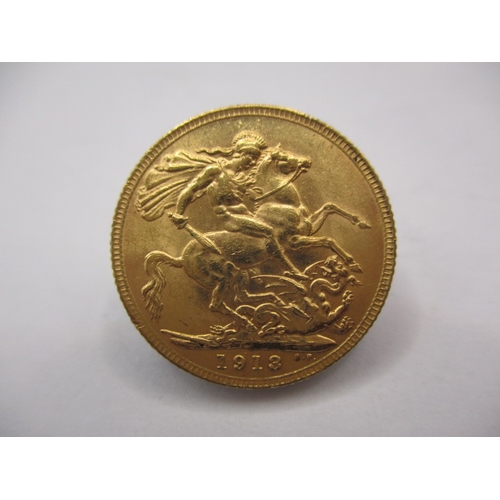 158 - A George V gold sovereign dated 1913, a circulated coin with fine definition of features