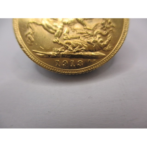 158 - A George V gold sovereign dated 1913, a circulated coin with fine definition of features