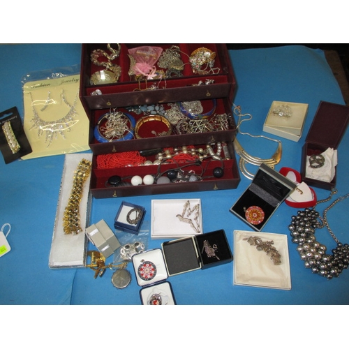 3 - A parcel of vintage costume jewellery, to include some silver items, all in used condition