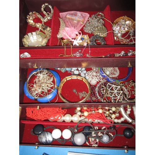 3 - A parcel of vintage costume jewellery, to include some silver items, all in used condition