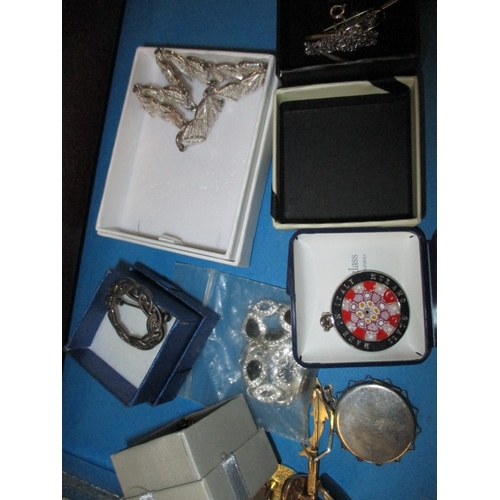 3 - A parcel of vintage costume jewellery, to include some silver items, all in used condition