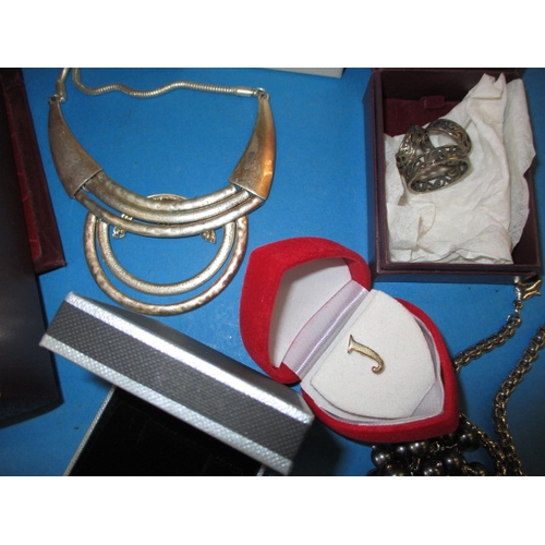 3 - A parcel of vintage costume jewellery, to include some silver items, all in used condition