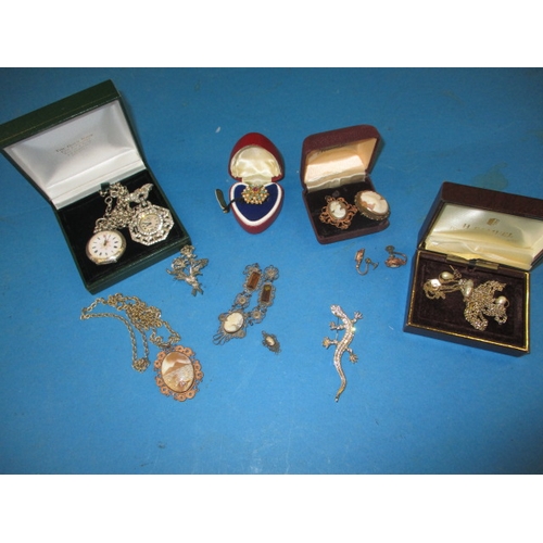 6 - A small parcel of vintage costume jewellery, all in used condition