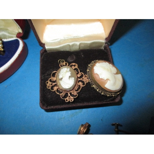 6 - A small parcel of vintage costume jewellery, all in used condition