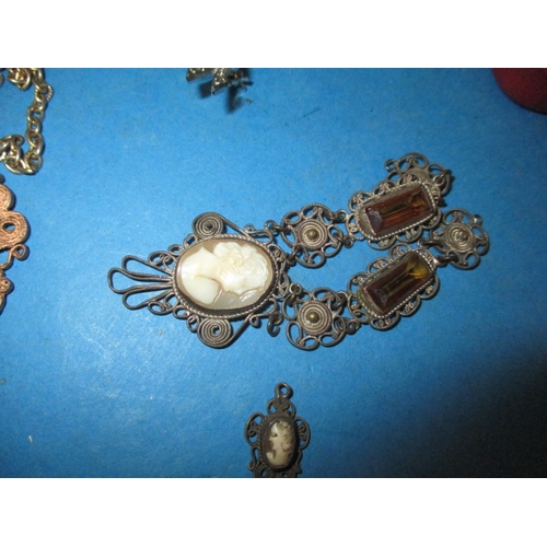 6 - A small parcel of vintage costume jewellery, all in used condition