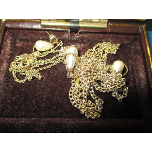 6 - A small parcel of vintage costume jewellery, all in used condition