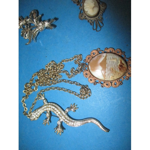 6 - A small parcel of vintage costume jewellery, all in used condition