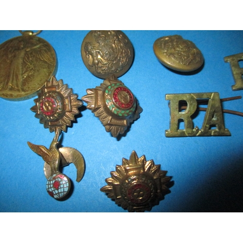 18 - A parcel of collectables to include a  WWI medal duo to S4-161543 Pte. G Wade ASC, tunic buttons, a ... 