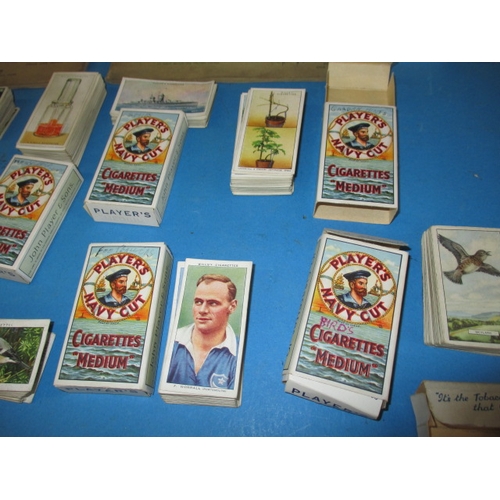 44 - A quantity of vintage cigarette cards, to include some sets in albums, all in used condition