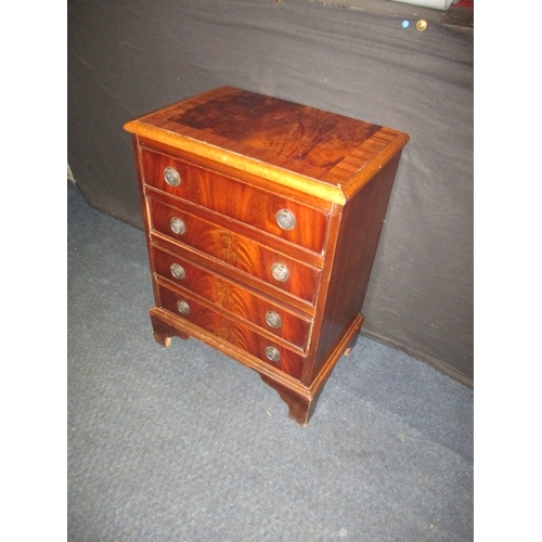 70 - A small bed side chest of 4 drawers, approx. dimensions: H 61cm W 47cm D 31cm in useable pre-owned c... 