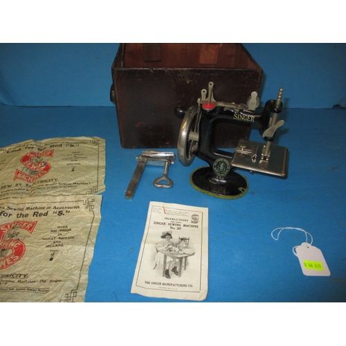 75 - A vintage model 20 singer sewing machine, with original instruction manual, a small hand-cranked mod... 