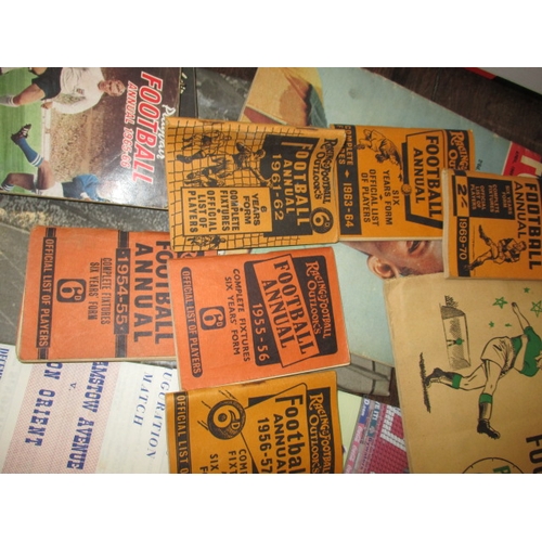 86 - A large quantity of 1940s and later football ephemera, various clubs, all in used condition