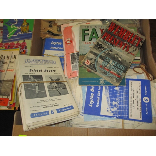 86 - A large quantity of 1940s and later football ephemera, various clubs, all in used condition