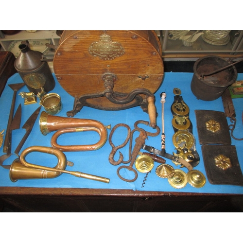 100 - A parcel of miscellanea, to include a knife sharpener, corkscrew and horse brasses, all in used cond... 