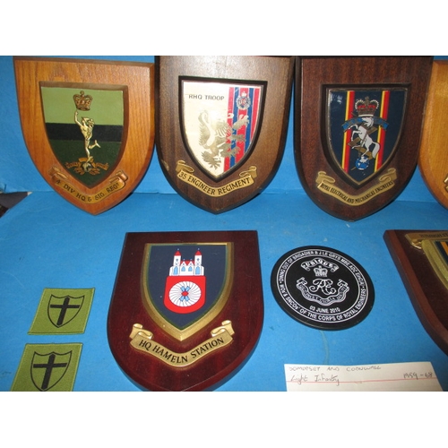 163 - A parcel of vintage military related items, to include regimental shields and badges, various ages, ... 