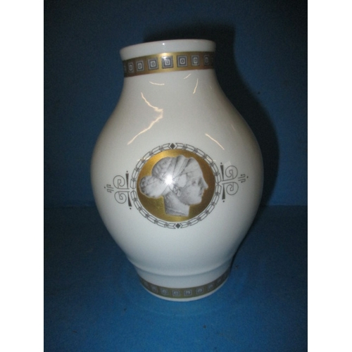 165 - A mid 20th century GDR porcelain vase, approx. height 13cm, in good pre-owned condition with no obse... 