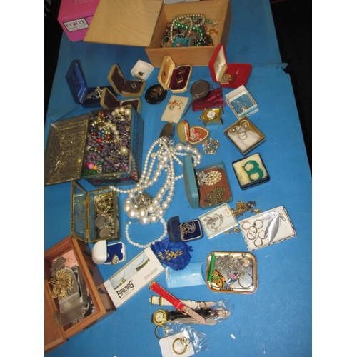 180 - A quantity of vintage costume jewellery, to include some silver items, all in used condition