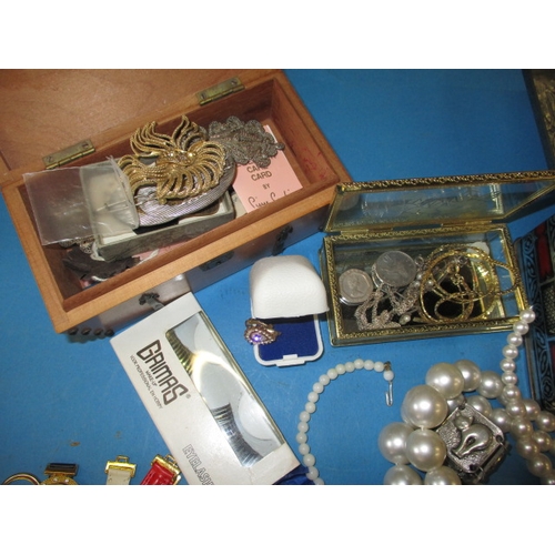 180 - A quantity of vintage costume jewellery, to include some silver items, all in used condition